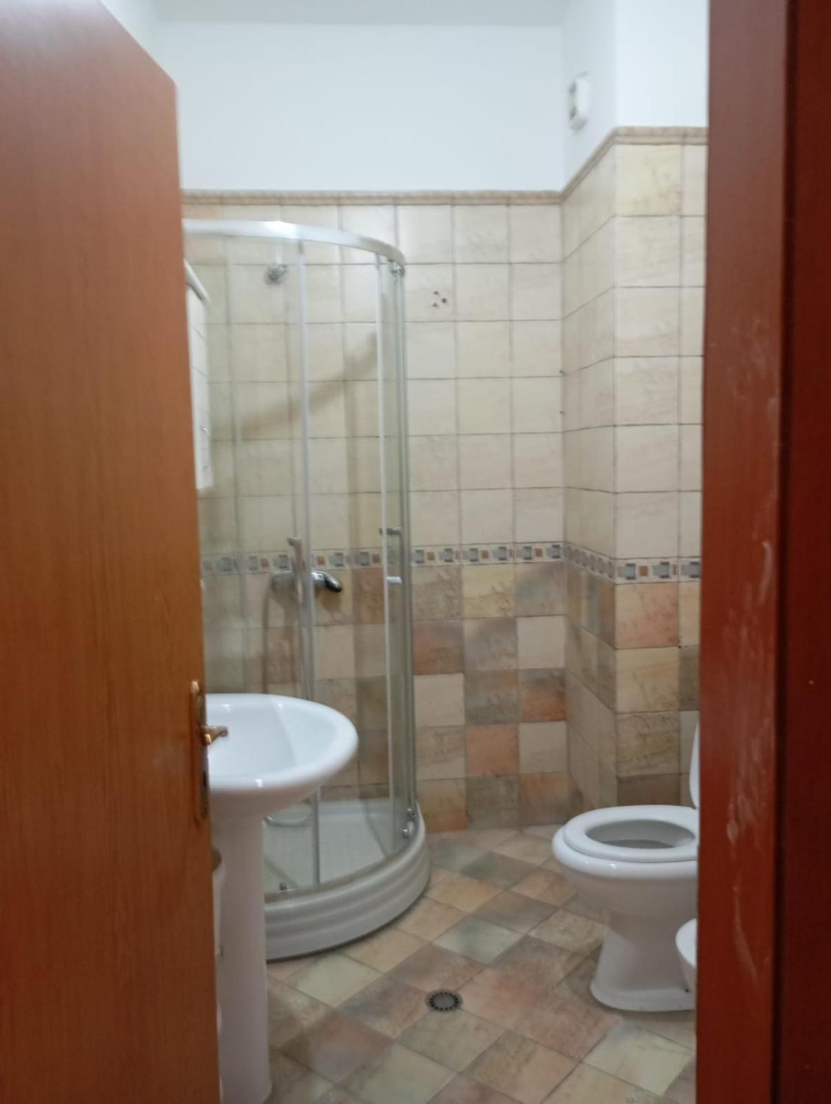 Royal 3 Hostel Тирана Экстерьер фото