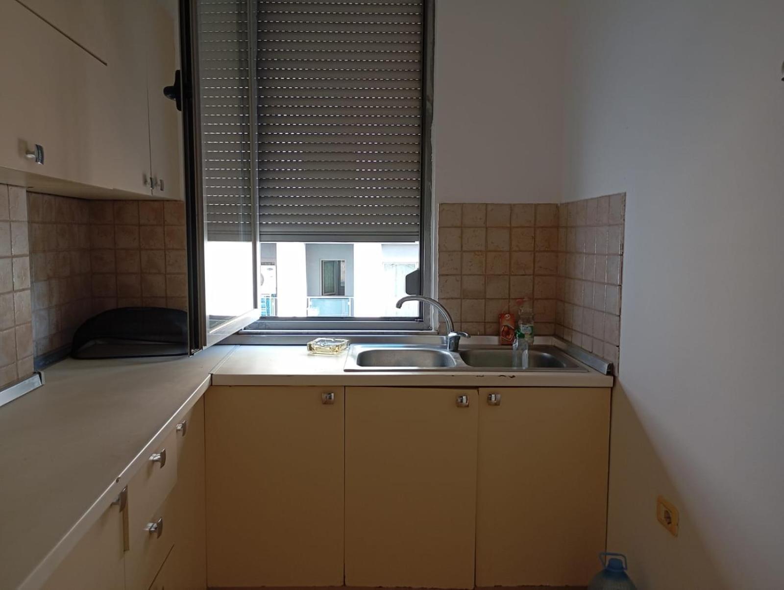 Royal 3 Hostel Тирана Экстерьер фото
