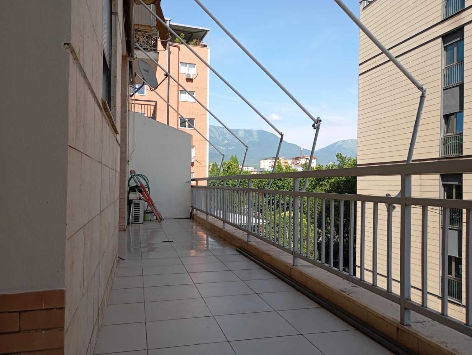 Royal 3 Hostel Тирана Экстерьер фото