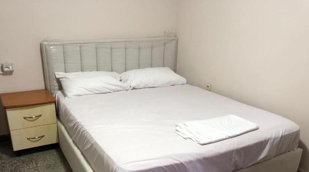 Royal 3 Hostel Тирана Экстерьер фото