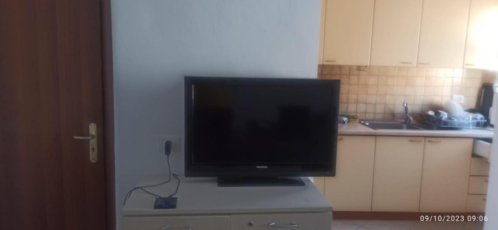 Royal 3 Hostel Тирана Экстерьер фото